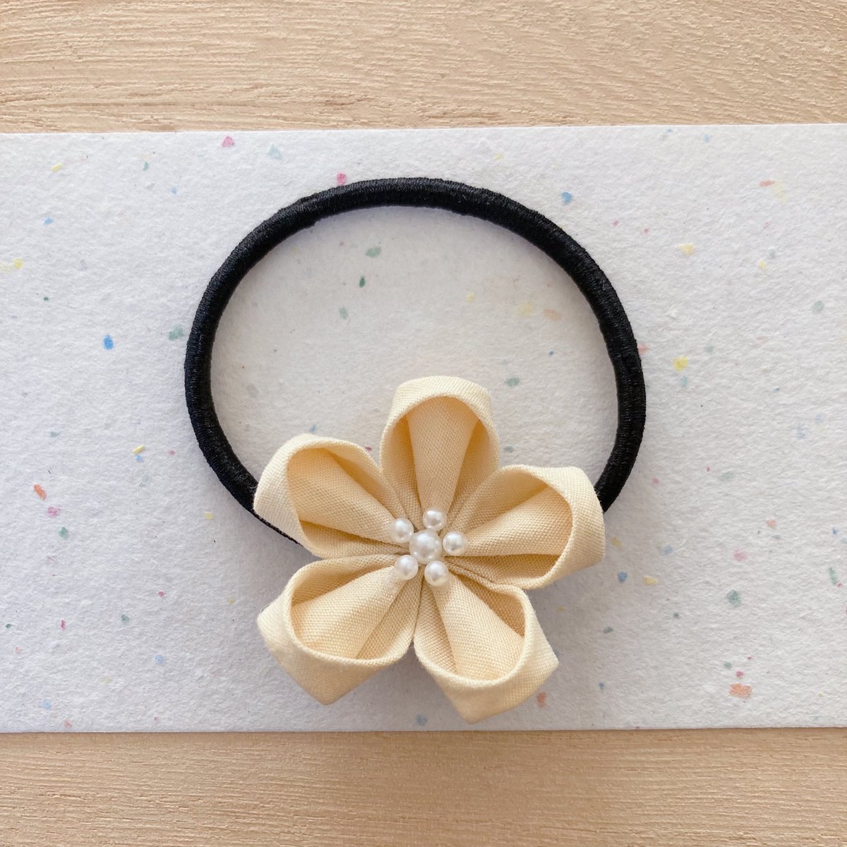 新作！つまみ細工のお花をヘアゴムにしてみました。
タマネギの皮で染めた布で作っています。
#ハンドメイド　#草木染め　#つまみ細工　#minne  #秋田