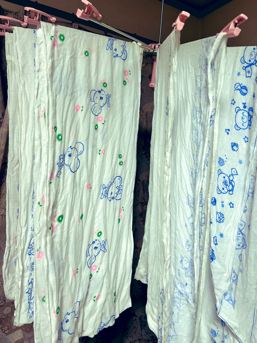 こんばんは、昨夜のおしめ当てる時と
今日の部屋干し写真です。
楽しんで見てくださいね。