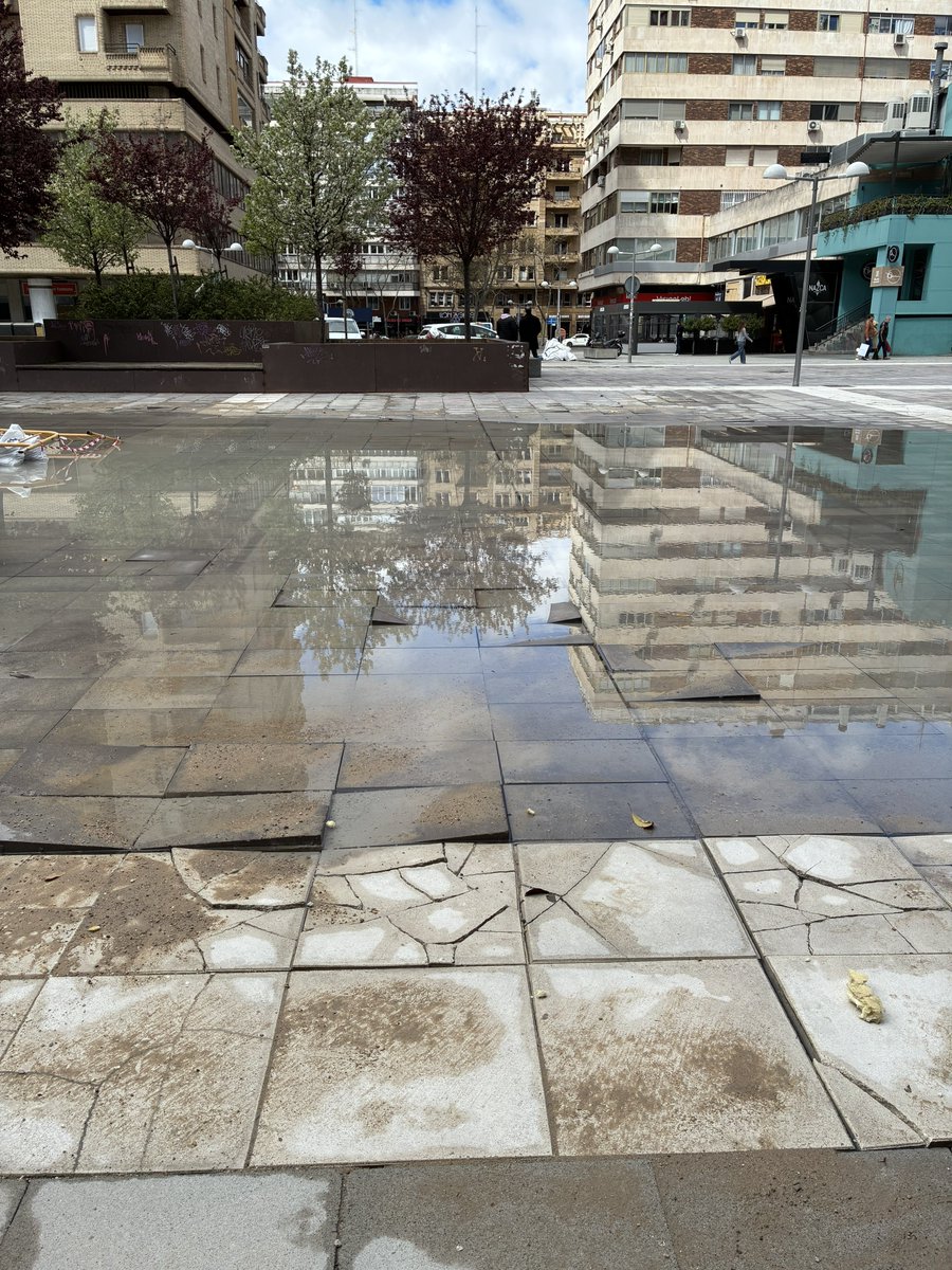 Inundada y con todas las baldosas rotas la recién reformada plaza de Trías Bertrán. <a href="/giraldeo/">Antonio Giraldo</a> 🙁

<a href="/MadridDecadente/">MADRID DECADENTE</a> <a href="/MadridProyecta/">Madrid Proyecta 🏗️</a>