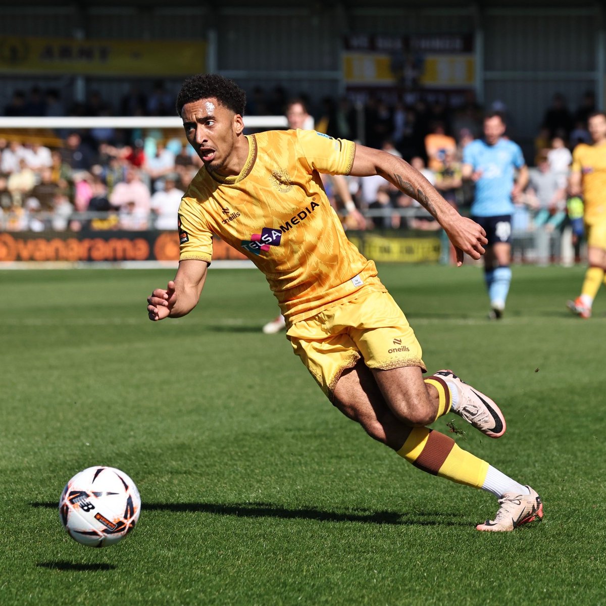 Home debut 💨

#UTFS | #AmberArmy | #SuttonUnited | #ForeverAmber 💛