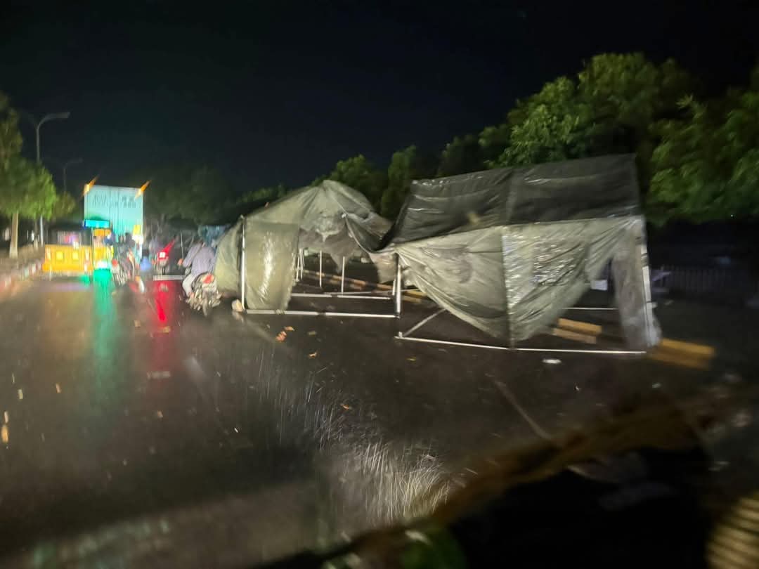 urmyscenery11tt's tweet image. Oh rain… the suffering only deepens.
Where will they even sleep now…?💔

EMERGENCY AID FOR MYANMAR
#HelpMyanmarQuake