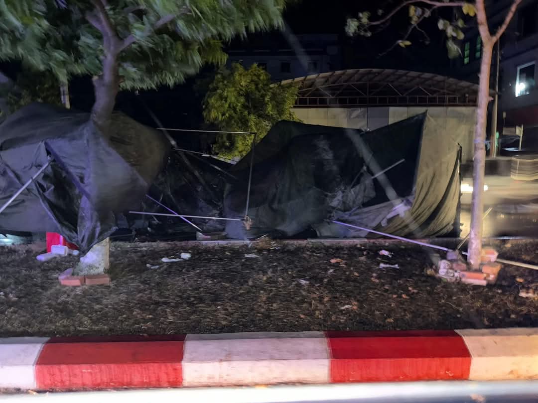 urmyscenery11tt's tweet image. Oh rain… the suffering only deepens.
Where will they even sleep now…?💔

EMERGENCY AID FOR MYANMAR
#HelpMyanmarQuake