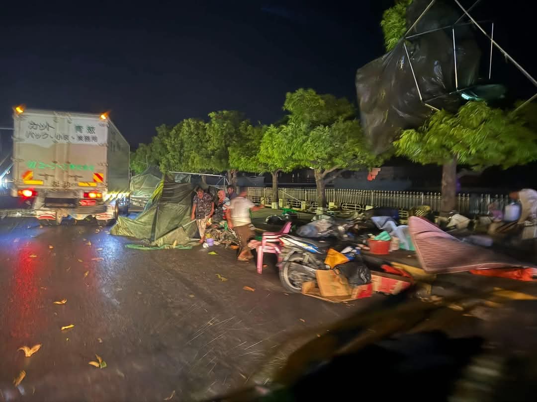 urmyscenery11tt's tweet image. Oh rain… the suffering only deepens.
Where will they even sleep now…?💔

EMERGENCY AID FOR MYANMAR
#HelpMyanmarQuake