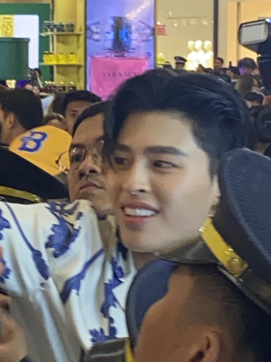 ae_ppolly's tweet photo. STILL CAN’T BELIEVE I SAW POND THIS UP-CLOSE HUHU🥹🤧🤍🤍 HIS BEAUTY’S SO SURREAL 

#PondxVersaceFragrancesPH https://t.co/9T1wui3JTE