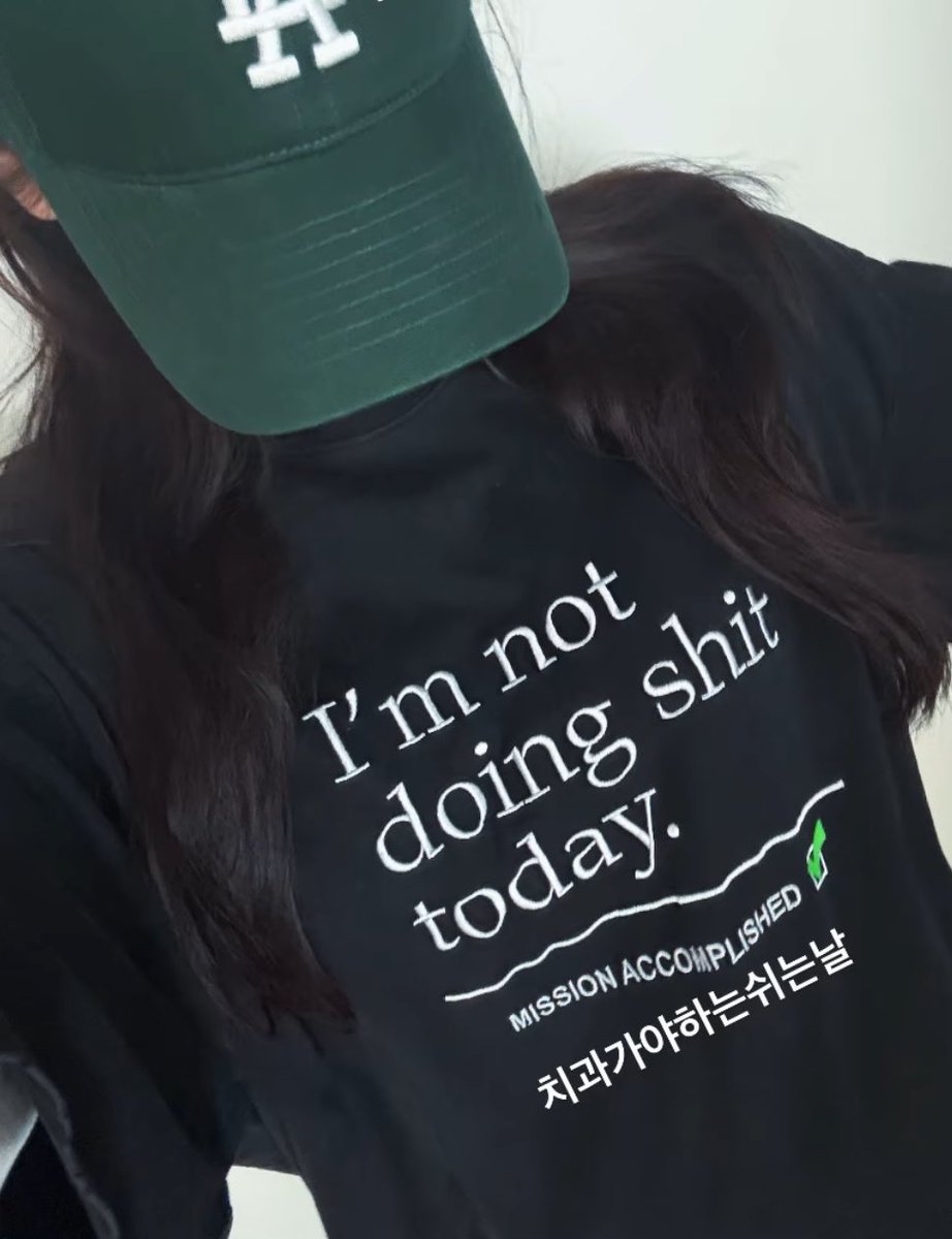 Lazy day mode: activated. I put on my comfiest tee that proudly declares my productivity level (zero), topped it off with my fave cap, and fully committed to the art of doing absolutely nothing. Mission accomplished, as the shirt says. Self care looks like this today.