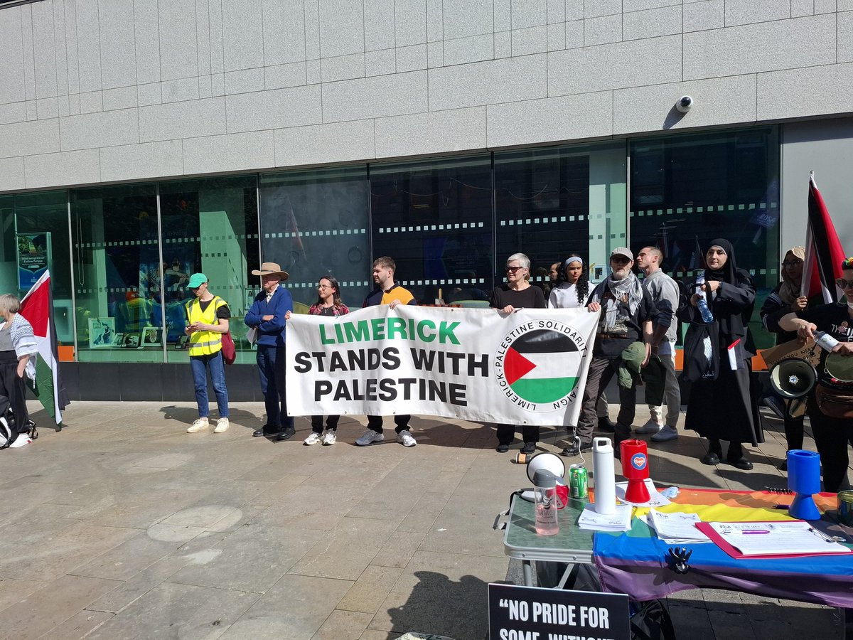 ZazaFL's tweet image. Limerick was beautiful today! We @ipsc48 were loud and proud for Palestine. We held our ground and our space in the face of the far right. We showed our unbreakable solidarity with our Palestinian sisters and brothers. This city will give no quarter to racism. #FreePalestine