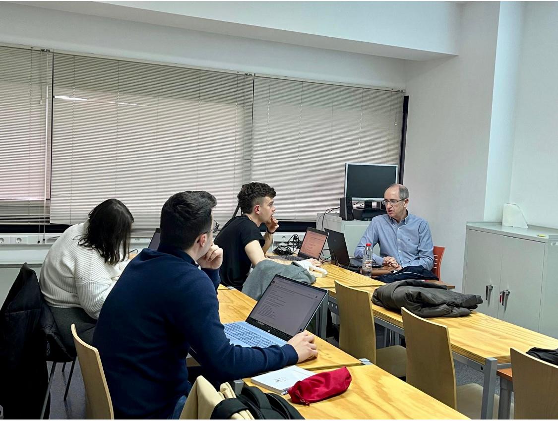 Desde Granada también nos acompañó Juan Carlos Cubero Talavera,  catedrático Dpto. de Ciencias de la Computación e IA <a href="/CanalUGR/">Universidad Granada</a>. Juan Carlos enseñó técnicas de detección de anomalías con R, muy útil para el tratamiento de datos previo en cualquier proceso de análisis de datos 👍🏻