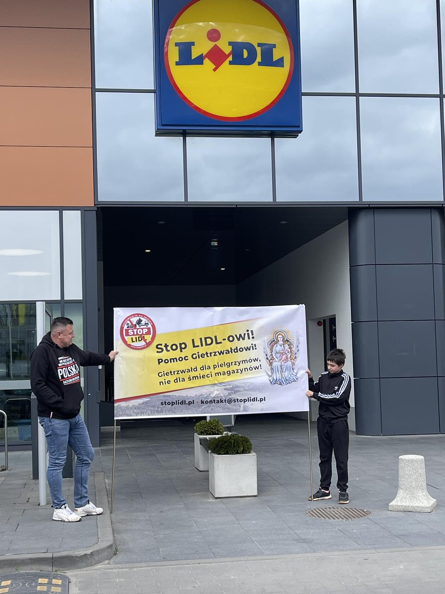 MichalGwadera's tweet photo. Walczymy o #Gietrzwałd, prowadząc akcje #StopLIDL. W całej #Polska protesty przeciwko budowie centrum logistyczno-dystrybucyjnego Lidla w Gietrzwałdzie.
7) Przewodniczący Konrad Liberek 👇
#Jędrzejów
👉ul. Władysława Stanisława Reymonta 11
#GietrzwałdToNieŚmietnik https://t.co/KRXeN3Muzu