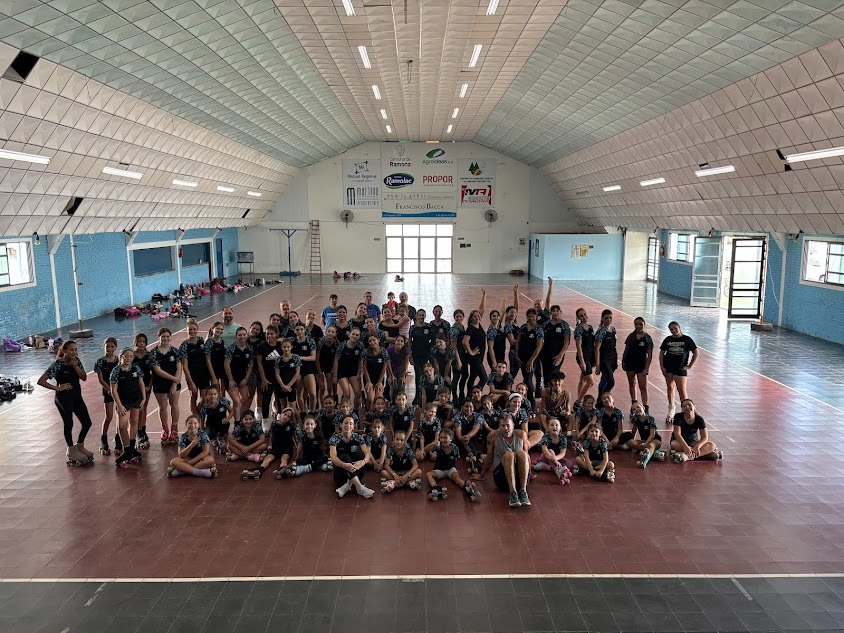 ComunadeRamona's tweet photo. 🖇️ Nos visitaron Alfredo Wiedmer, patinador profesional y psicólogo social y Alma de Camaleón, artística interdisciplinario para charlar con las profes y peques de patín artístico 🙌🏻🛼 https://t.co/oisYip9F6u