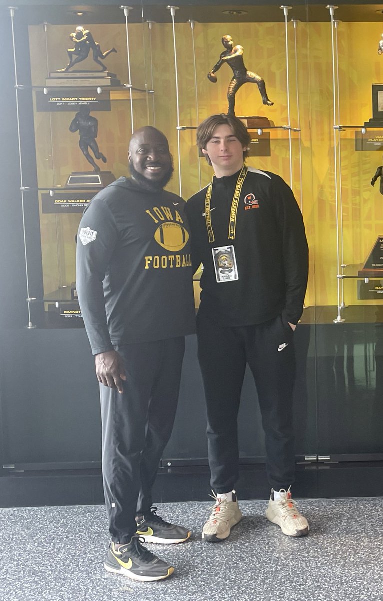 Malakai Lewis Long snapper tweet media