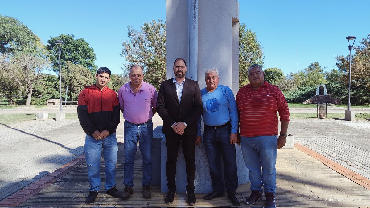 ComunadeRamona's tweet photo. Así se vivió el izamiento de la Bandera y acto en conmemoración a los soldados caídos en la Guerra de Malvinas 🇦🇷⚔️ https://t.co/MDJNGZZqJu