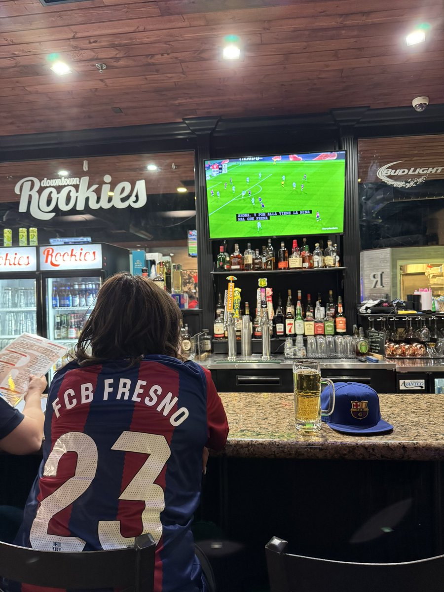 Penya Blaugrana Fresno (@fcb_fresno) on Twitter photo Saludos de la Penya Blaugrana de Fresno, California! Vamos a extender el liderato de La Liga!!!
VISCA EL BARÇA! 💙❤️ <a href="/ESPNMarioKempes/">Mario Kempes</a> <a href="/mauriciopedroza/">mauricio pedroza</a> <a href="/fernandopalomo/">Fernando Palomo ESPN®️</a> <a href="/RichardMendezTV/">Richard Mendez ®️</a> <a href="/DonBisca/">Eduardo Biscayart</a> <a href="/moillorens/">moisESPN</a> <a href="/Rortiz_ESPN/">Ricardo Ortiz</a> <a href="/ESPNDeportes/">ESPN Deportes</a> <a href="/LaLiga/">LALIGA</a> #BarçaRealBetis Saludos de la Penya Blaugrana de Fresno, California! Vamos a extender el liderato de La Liga!!!
VISCA EL BARÇA! 💙❤️ <a href="/ESPNMarioKempes/">Mario Kempes</a> <a href="/mauriciopedroza/">mauricio pedroza</a> <a href="/fernandopalomo/">Fernando Palomo ESPN®️</a> <a href="/RichardMendezTV/">Richard Mendez ®️</a> <a href="/DonBisca/">Eduardo Biscayart</a> <a href="/moillorens/">moisESPN</a> <a href="/Rortiz_ESPN/">Ricardo Ortiz</a> <a href="/ESPNDeportes/">ESPN Deportes</a> <a href="/LaLiga/">LALIGA</a> #BarçaRealBetis
