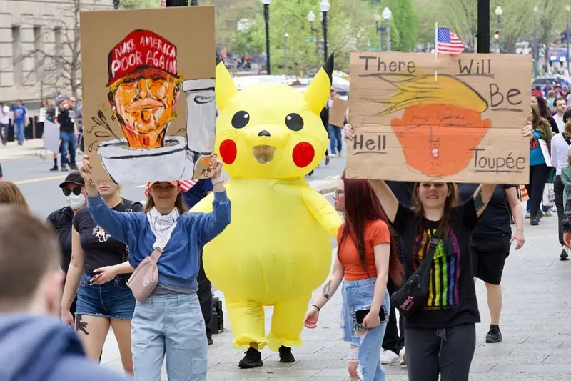 pusholder's tweet photo. ABD'de düzenlenen protestolarda Pikachu kostümlü bir kişi görüntülendi. https://t.co/wWw78CIHc2