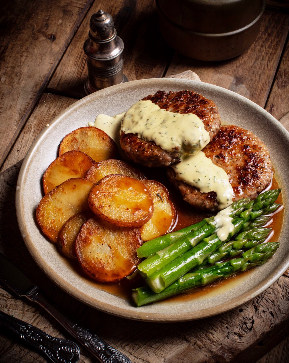 Movie Night: The Doors with Pork Burgers, Fried Potatoes, Asparagus and Béarnaise Sauce because, y’know, Val. Details on my Insta page. #Movie #Burger #Pork