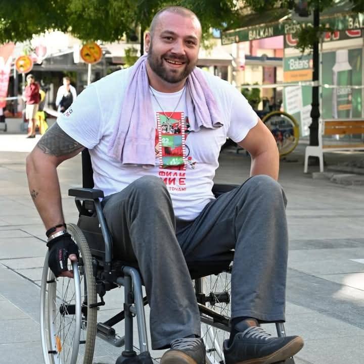 Попладнево полиција влезе во домот на Благојчо Брлог Георгиев откако објави фотографии на кои се гледа возилото на началник од времето на техничката Влада во времето на Наќе Чулев кој непрописно го паркирал своето возило на место резервирано за инвалидни лица. 
🤬      🤬     🤬