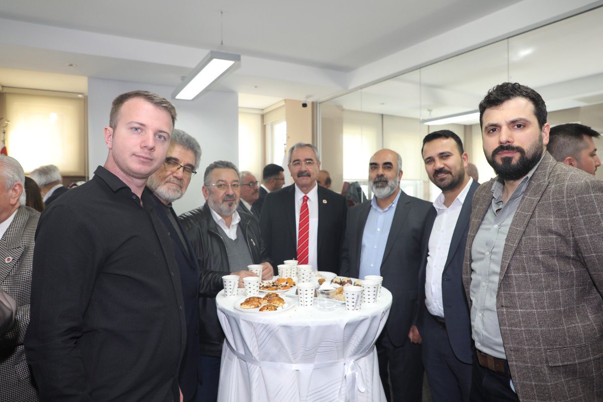 3/İst. 2 Nolu Barosu genel  merkezimizde değerli meslektaşlarımızın katılımı ile Bağımsız yargının önemli unsuru olan Avukatlık mesleğinin önemi konulu özel gündemli 5 NİSAN AVUKATLAR GÜNÜ kutlamasını gerçekleştirdik. Katılan tüm meslektaşlarımıza teşekkür eder başarılar dileriz.