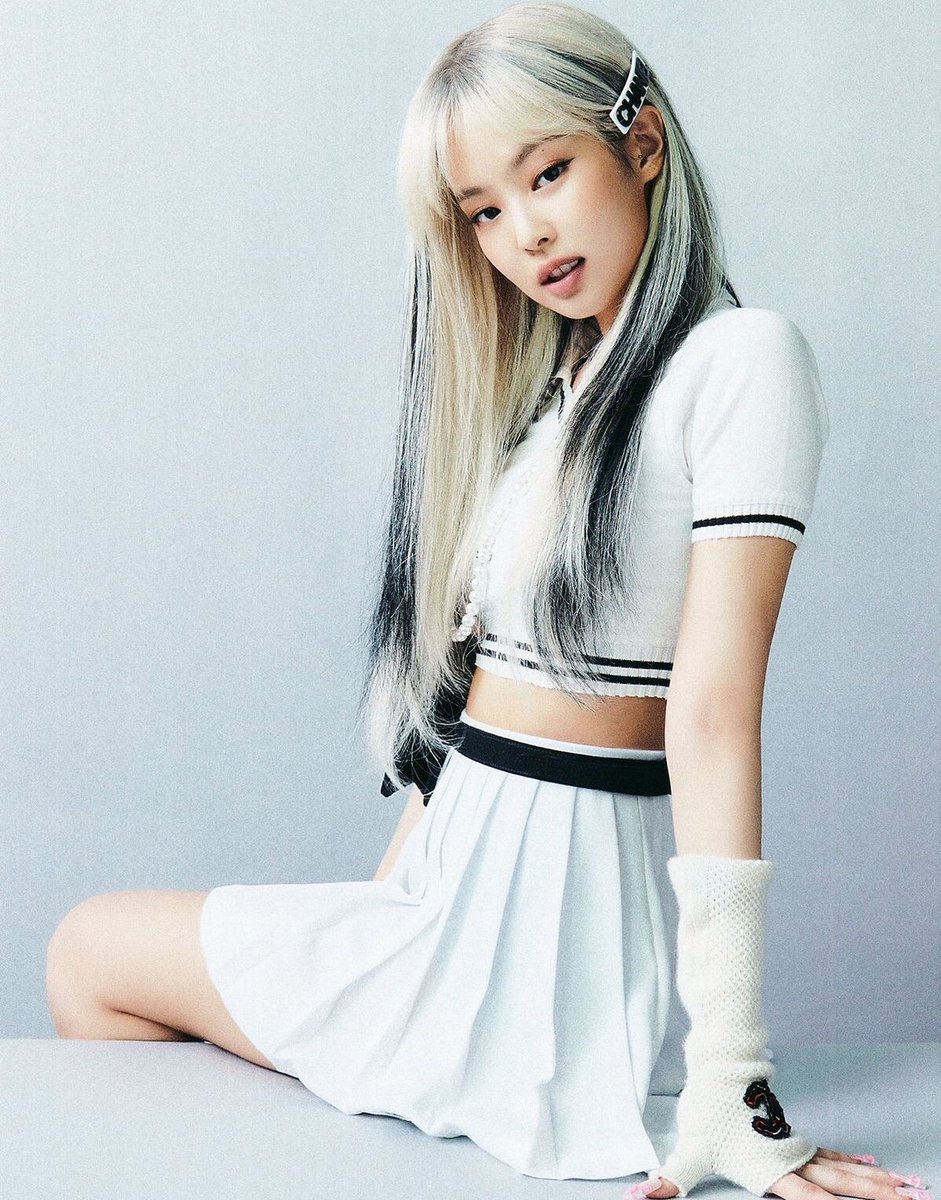 jenniescharts's tweet image. JENNIE now ties LISA as the 2nd female K-pop soloist with the most songs over 100 million streams on Spotify (8)