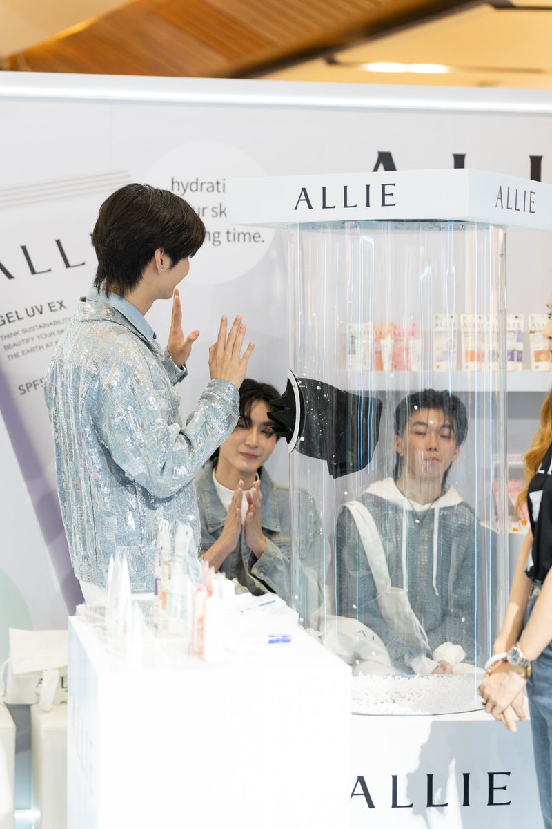 ขอบคุณ #ALLIEThailand ที่ให้พวกเรา #ต่อยอดแก๊งค์ ได้มาสัมผัสประสบการณ์ Fin &amp; Fun กับ ALLIE ในวันนี้ครับ

#ALLIExWatsons
#WatsonsTH
#TORYODDentertainment
#ALLIExTORYODD
#ssaintntp #cuejsd #nonjarupat #oojiprince #tatassd