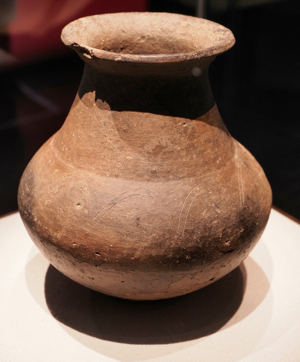 『壺』

形は朝鮮半島の無文土器文化の系譜。
でも文様は縄文文化に連なる。

福岡・新町遺跡出土
弥生時代　前５世紀
糸島市教育委員会
#九州国立博物館 文化交流展示室