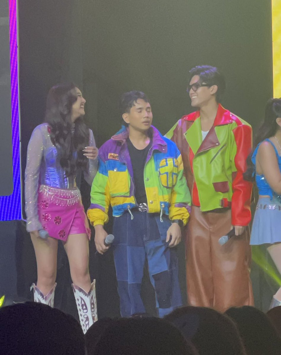 JarReseOFC's tweet photo. The smiles and stares. This is #JarRese. https://t.co/Ur5N769hLV