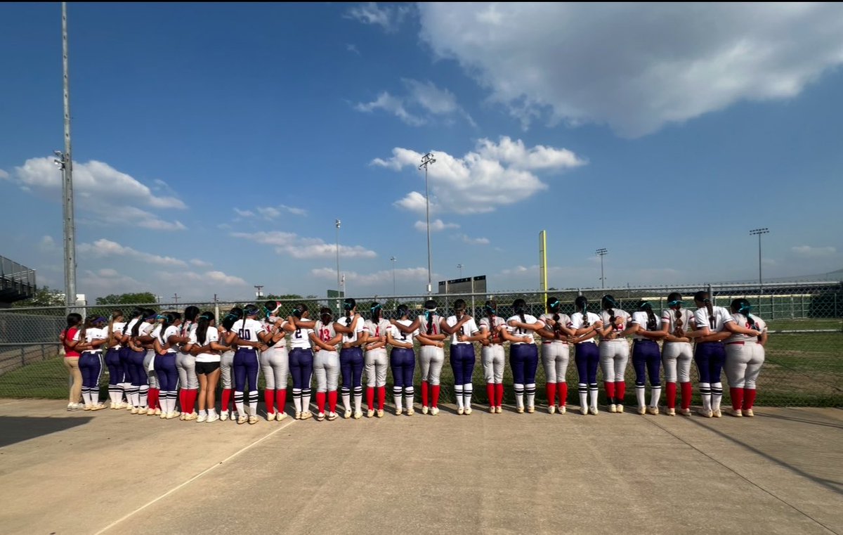 Warren_Softball's tweet photo. We got together with Taft Softball last night to show support for Southwest Softball, Angelina Terrazas. We are here for you and thinking of you! Keep up the fight, prayers for you! https://t.co/aCKYmvHnbK