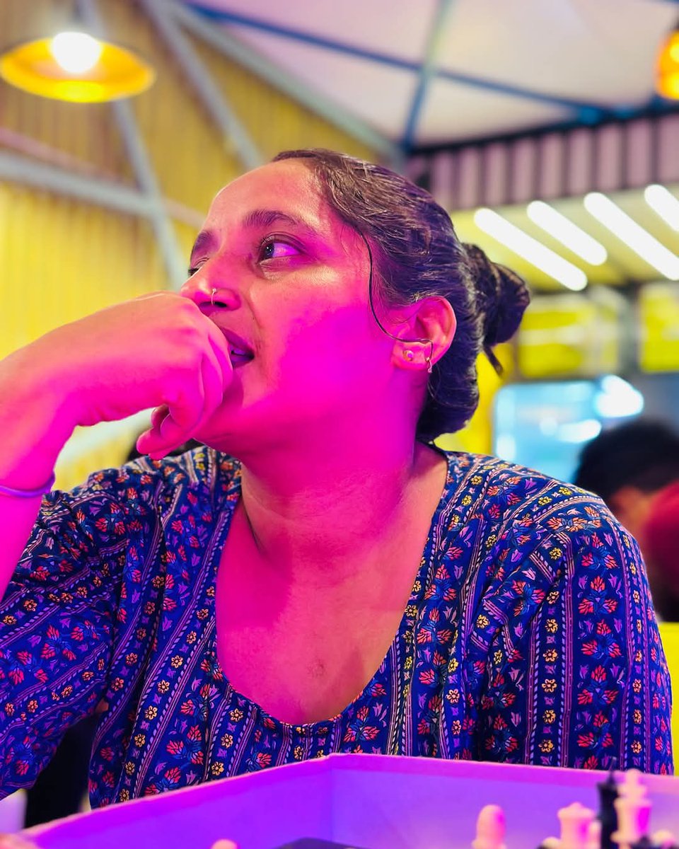 उजालों में जो हँसते है जुगनुओं की चमक पर , 
ज़िंदगी में अक्सर वो रोशनी को मोहताज रहते है !! 
#life #pinkcity #viral