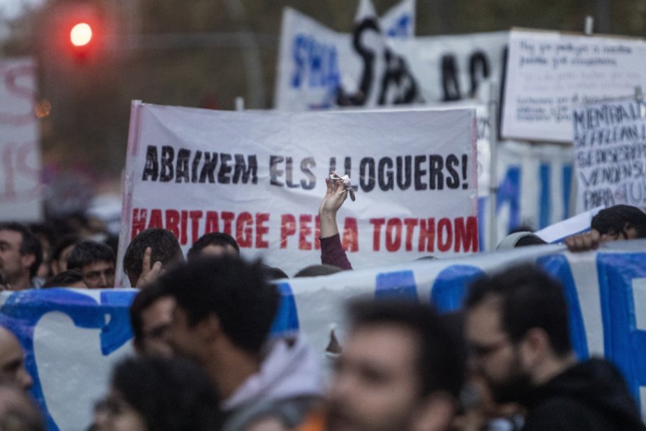 La_Directa's tweet photo. #HABITATGE | Sota el lema “Acabem amb el negoci de l’habitatge", el moviment convoca protestes avui a set ciutats dels Països Catalans i a una quarantena del conjunt de l'Estat https://t.co/jNotcs5Blk ✍️@gemma_g_fabrega https://t.co/Pi9lznUyHj