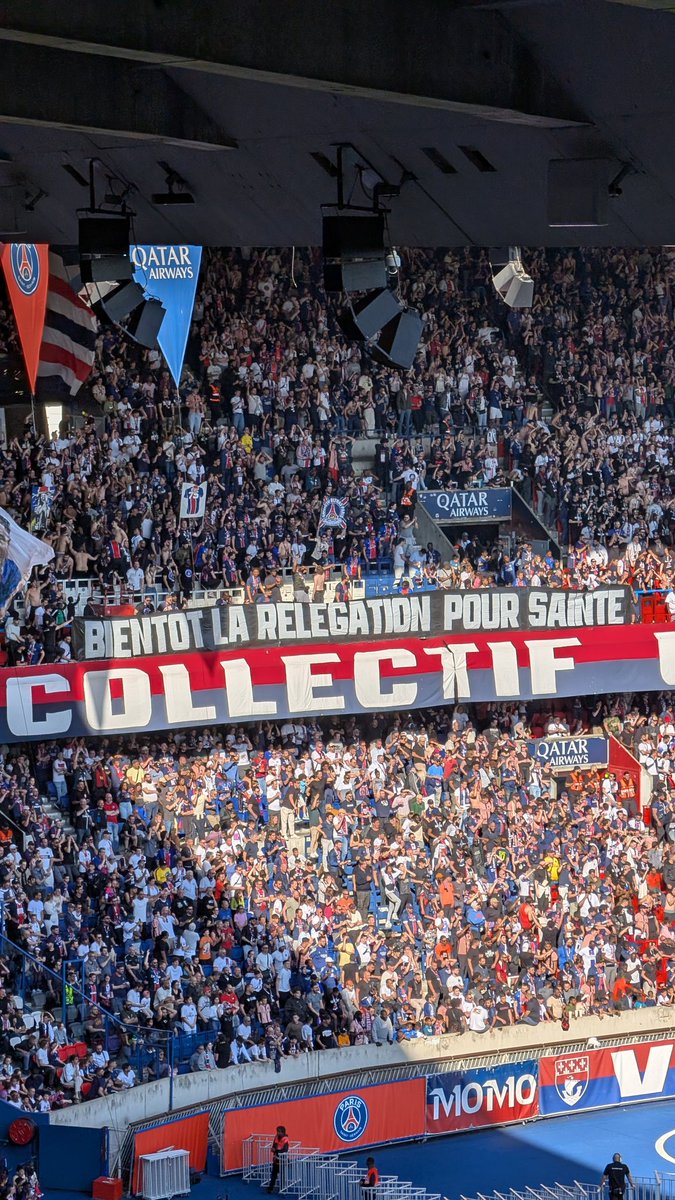 JulienFroment's tweet photo. Et Auteuil n'oublie pas non plus les kops stephanois. #PSGSCO https://t.co/vumeu4bmUT