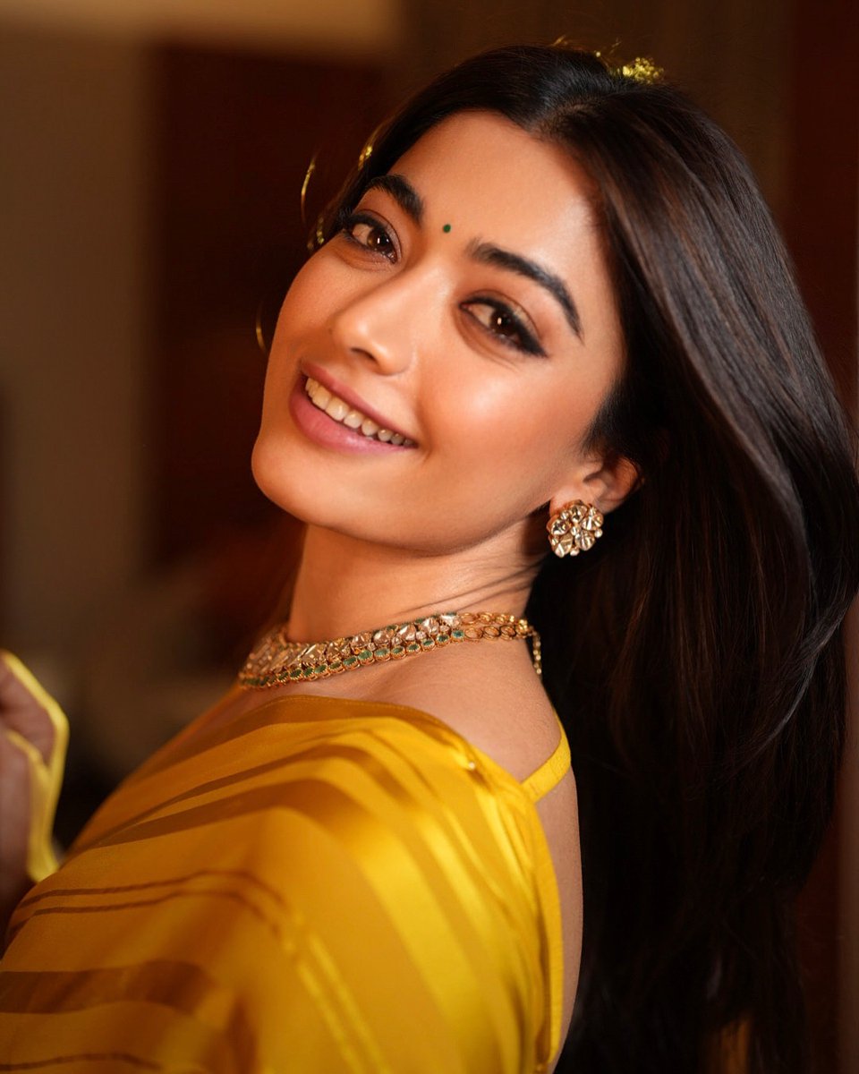 paunilpatel's tweet photo. The gorgeous actress who delivers incredible performances across genres. Here's wishing @iamRashmika a very happy birthday. #HappyBirthdayRashmikaMandanna ❤️ #HBDRashmika #beautiful
#birthdaywishes #HappyBirthdayRashmika #actress #birthdaygirl #HBDgirl #rashmikamandana https://t.co/DQ2Amc5UGB