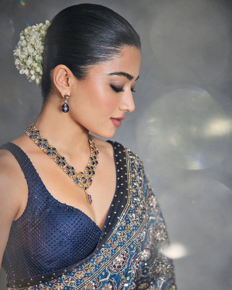 paunilpatel's tweet photo. The gorgeous actress who delivers incredible performances across genres. Here's wishing @iamRashmika a very happy birthday. #HappyBirthdayRashmikaMandanna ❤️ #HBDRashmika #beautiful
#birthdaywishes #HappyBirthdayRashmika #actress #birthdaygirl #HBDgirl #rashmikamandana https://t.co/DQ2Amc5UGB