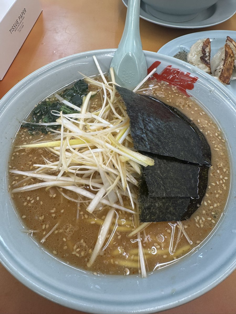 bungott's tweet photo. 生まれて初めて山岡家に行ったんだけど、一部の界隈で中毒性があると言われてるそのラーメンは確かにハマる人はハマると言う一種の「また食べたくなる」という片鱗は確かに感じました。スープの奥深さや、洗練された感じはなかったけど、ストレートな、パンチの強さは感じて、力強いラーメンでした。 https://t.co/e0eX1HfFNi