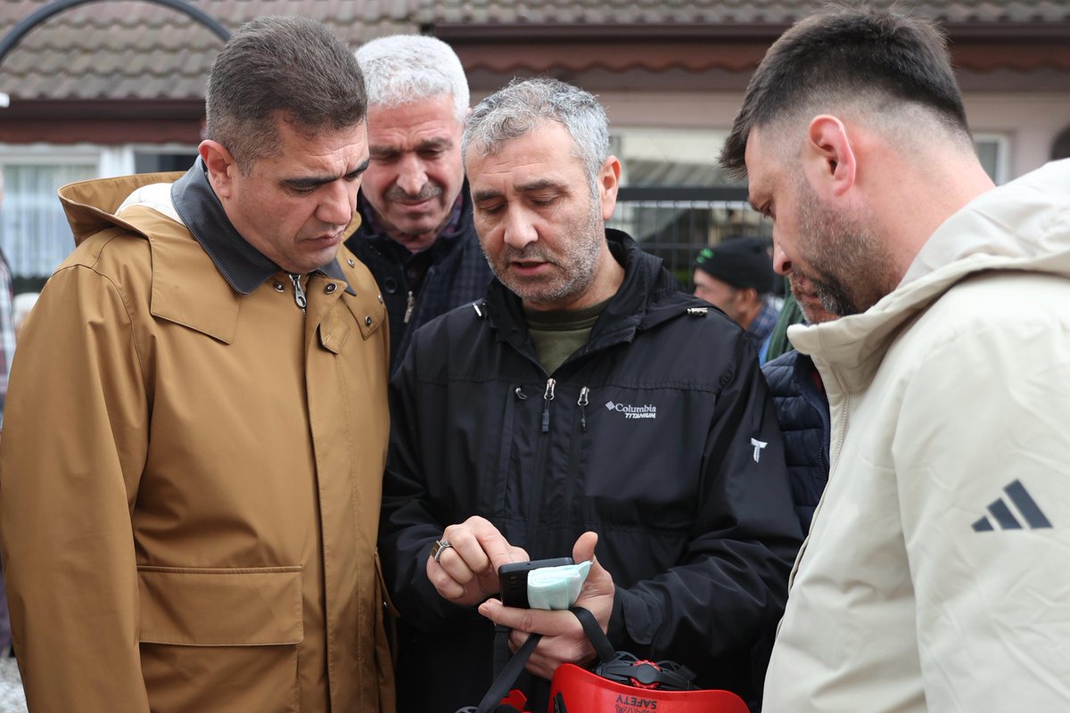 Düzce Valiliği (@duzce_valiligi) on Twitter photo 📍Nusrettin Mahallesi
Valimiz Sayın <a href="/ValiSelcukAslan/">Selçuk Aslan</a>, sabaha karşı bir binanın alt katında bulunan markette çıkan yangın sonrası binada incelemelerde bulunarak, yangından etkilenen vatandaşlarımıza geçmiş olsun dileklerini iletti. 📍Nusrettin Mahallesi
Valimiz Sayın <a href="/ValiSelcukAslan/">Selçuk Aslan</a>, sabaha karşı bir binanın alt katında bulunan markette çıkan yangın sonrası binada incelemelerde bulunarak, yangından etkilenen vatandaşlarımıza geçmiş olsun dileklerini iletti.