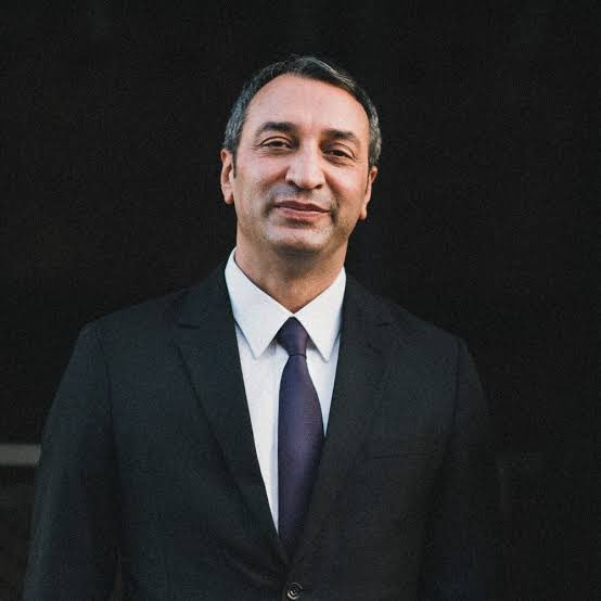 6 Şubat depremlerinde, Hatay’da çadırın bile olmadığı, insanların gazetecilerden bile yardım istediği o çaresiz günlerde… Pek çok yeri aradım, İBB Basın’ı da. İBB’den bir arkadaş geri dönüş yaptı.  

O kadar yoğun zamanlardı ki… Hazırladığım ihtiyaç listesine hemen destek