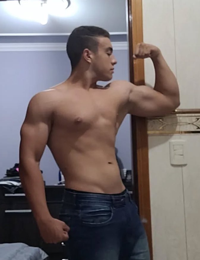 AlfasDCD's tweet photo. Marra de macho é o que não falta por aqui, olhem o tamanho desse braço, essa cara, que delícia de homem 😮‍💨 Só pelo olhar a gente já sente vontade de se ajoelhar aos pés dele 🥵 https://t.co/GRPyjiHuHU