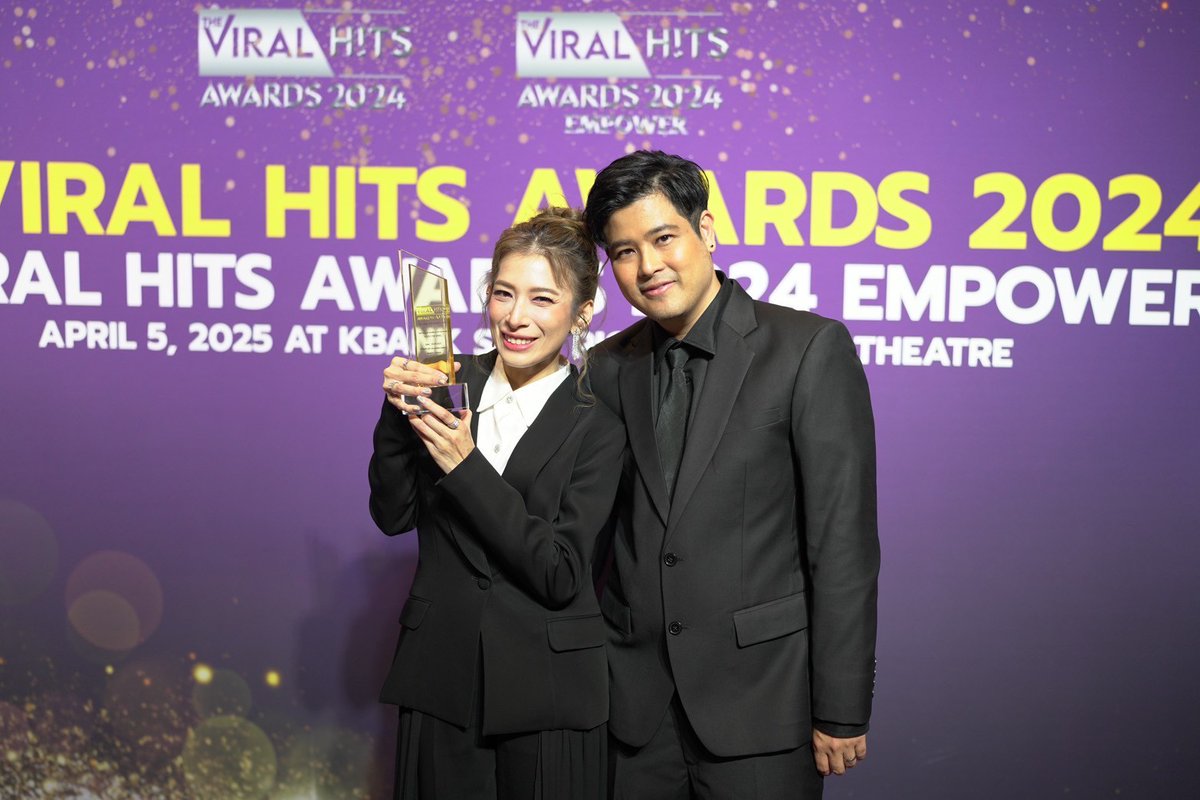 GMMTV's tweet photo. ขอแสดงความยินดีกับซีรีส์ “Pluto นิทาน ดวงดาว ความรัก” ที่ได้รับรางวัล “Most Popular YURI Series of The Year Award” จากงานประกาศรางวัล THE VIRAL HITS AWARDS 2024 

โดยมี “กระแต เสาวคนธ์ จารุจินดา” และ “เติ้ล ตะวัน จารุจินดา” จากทีม Snap25 ผู้กำกับซีรีส์ เป็นตัวแทนขึ้นรับรางวัล พร้อมขอบคุณแฟนๆ ที่ติดตามและสนับสนุนด้วยดีมาตลอด

#PlutoTheSeries @PlutoSeriesTH
#Plutoนิทานดวงดาวความรัก
#TheViralHitsAwards2024
#GMMTV