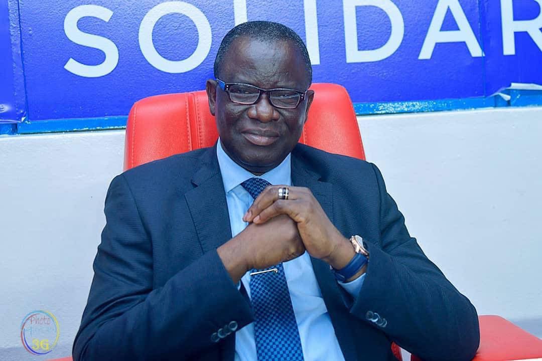 kinshasa2023's tweet photo. FORMATION D’UN GOUVERNEMENT D’UNION NATIONALE

Le 22 fevrier 2025, le Président de la République, Félix Tshisekedi, a annoncé la formation imminente d’un gouvernement d’union nationale, pour faire face à l’agression de notre pays par le Rwanda et ses supplétifs du M23/AFC.

Les consultations nationales initiées à cet effet par le Président de la République et pilotées par son Conseiller spécial en matière de sécurité, Désiré-Cashmir Eberande, en collaboration avec l’honorable Questeur du Sénat, Taupin Kabongo Mukengeshayi et du directeur de cabinet adjoint du Chef de l’Etat, André Wameso, en vue de la formation de ce gouvernement d’union nationale, touchent à leur fin. 

Il s’agit ici de la mise en place d’un gouvernement bénéficiant d'un large soutien de toutes les tendances politiques, avec une mission spécifique de lutter efficacement conte la menace extérieure et plus précisément de l’agression rwandaise.

En fait, la RDC fait face à deux guerres continues. Il y a, d’une part, la guerre d’agression rwandaise qui engloutit une part importante du budget national et oblige le gouvernement à revoir constamment les priorités nationales et, d’autre part, la guerre économique aggravée par cette première qui détruit le tissu économique déjà détérioré et contribue au pillage des ressources minières du pays. 

En effet, les tueries, les pillages des ressources naturelles et les destructions méchantes des biens des populations menés par l’armée rwandaise et ses supplétifs durant une trentaine d'années de guerre larvée, ont eu pour conséquences néfastes la destruction des infrastructures de base dans les territoires occupés, l'aggravation du chômage et de l’extrême pauvreté dans tout le pays, avec son cortège de souffrance et de violence généralisée.

Pour maximiser les chances de gagner ces deux guerres, il est indéniable, cette fois-ci, de trouver un juste équilibre dans la formation du gouvernement à venir, qui devra être composé d’hommes/femmes politiques et des technocrates expérimentés, capables de lutter efficacement à la fois contre la guerre d’agression et contre la guerre économique (lutter contre la pauvreté, la dépression économique, le chômage et le manque de perspectives d’emploi pour les jeunes), car bien entendu, l’une nourrit l’autre et vice-versa.

Il est un fait que si nous voulons sortir gagnant, réussir le processus de rattrapage économique et promouvoir le développement du pays, nous devons absolument compter sur l’apport des technocrates outillés et expérimentés, capables d’apporter des solutions et des résultats clairs à l’appui. 
A cet effet, il est capital de trouver un juste équilibre entre ces deux impératifs dans un gouvernement à venir, pour lutter efficacement à la fois contre la guerre d’agression extérieure et la guerre économique intérieure.

Mais, si on retourne à la bonne vieille recette traditionnelle congolaise de “poids politique” pour combler les cases vides et contenter la classe politique, on aboutira en fait, approximativement, aux mêmes résultats ou à des résultats analogues. 

En effet, le choix des membres du gouvernement basé sur la seule représentativité politique, sans tenir compte des compétences, des connaissances, des capacités et des attitudes à chacune des personnes à exercer une fonction ministérielle, ne pourra pas aider à résorber la crise sécuritaire et économique que connait le pays actuellement, mais à l’aggraver.

Isidore KWANDJA NGEMBO