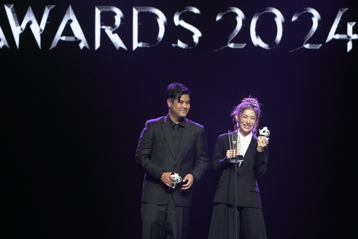 ขอแสดงความยินดีกับซีรีส์ “Pluto นิทาน ดวงดาว ความรัก” ที่ได้รับรางวัล “Most Popular YURI Series of The Year Award” จากงานประกาศรางวัล THE VIRAL HITS AWARDS 2024 

โดยมี “กระแต เสาวคนธ์ จารุจินดา” และ “เติ้ล ตะวัน จารุจินดา” จากทีม Snap25 ผู้กำกับซีรีส์ เป็นตัวแทนขึ้นรับรางวัล