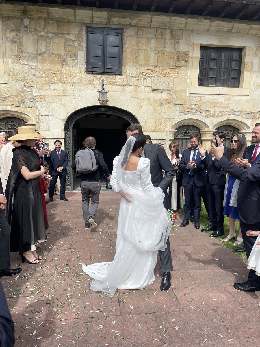 En la boda del primer tuitero con el que quedé en persona, hoy un gran amigo.

Talk to people, go to places