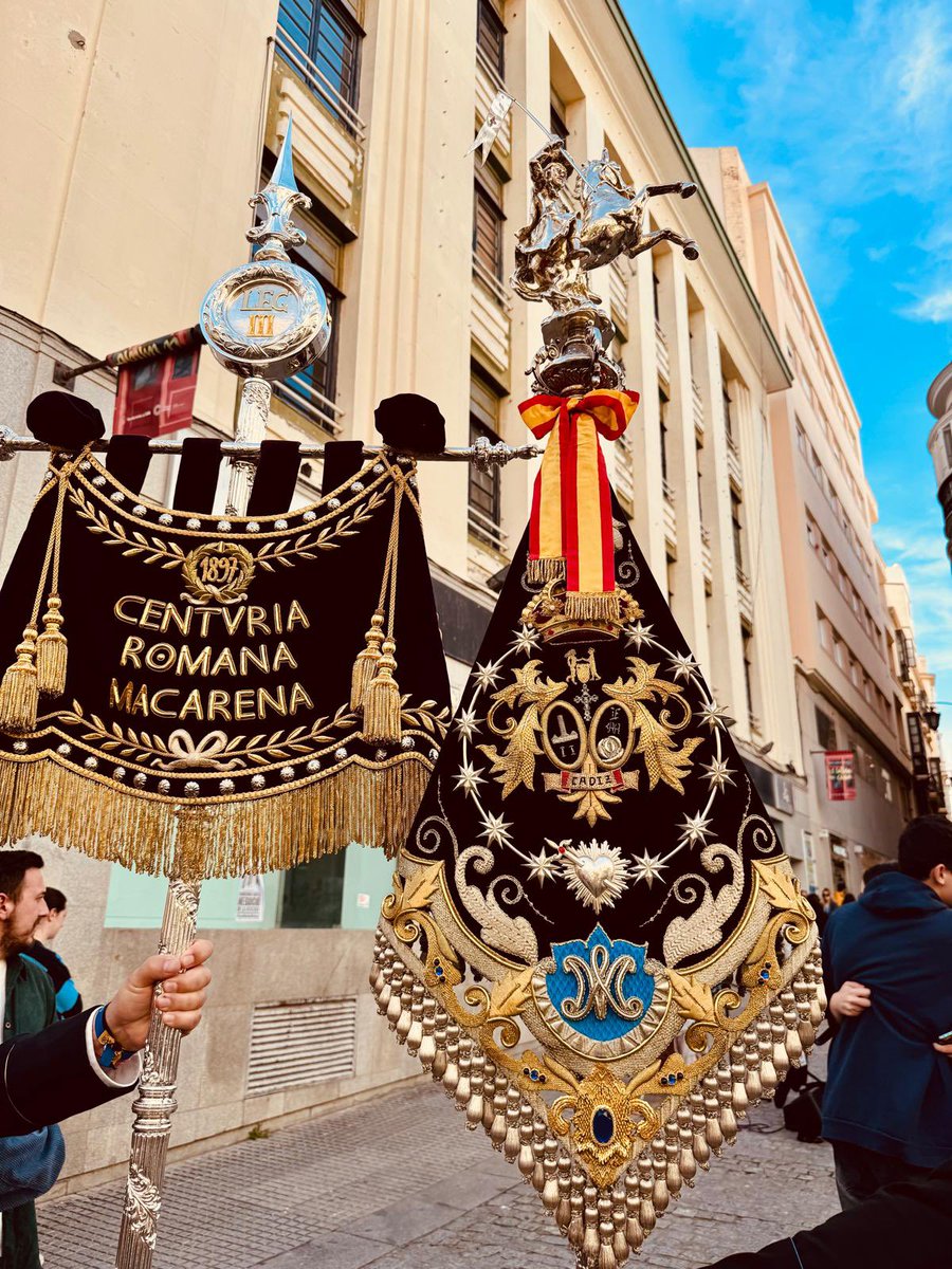 Hace 19 años, en la Basílica de nuestra <a href="/Hdad_Macarena/">Hermandad de la Macarena</a> apadrinamos a una joven banda gaditana, <a href="/EcceMaterCadiz/">Ecce Mater de Cádiz</a>. 

Hoy, el destino ha querido que nos volvamos a encontrar en su ciudad. 

Que la Virgen de la Esperanza bendiga los lazos de unión entre ambas formaciones.