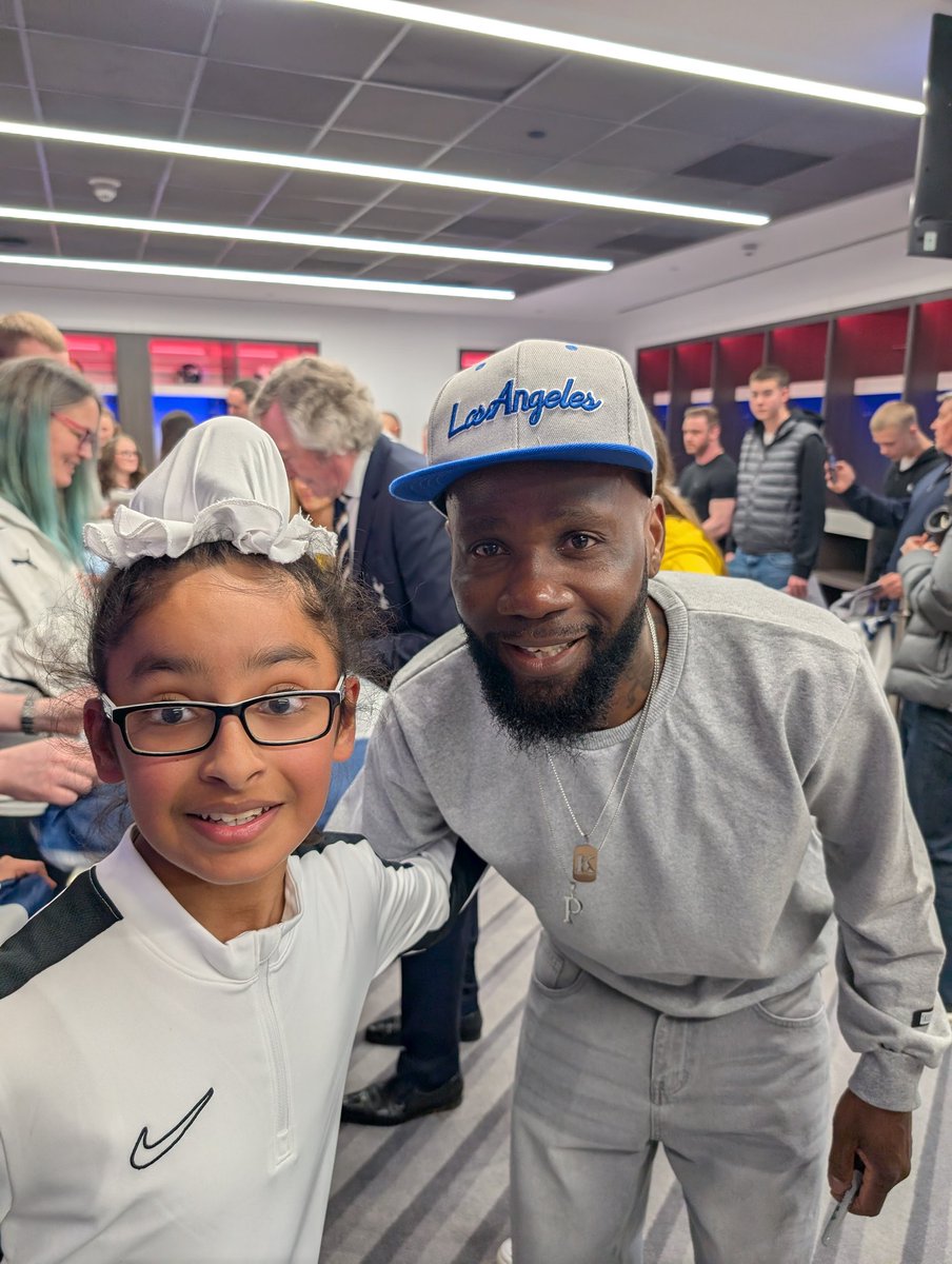 steve_singh420's tweet image. Yes, I got him to sing it... What&apos;s that coming over the hill, is it @pascalchimbond1 ? Is it chimbonda?  🎵🎶🎵🎶 What a guy #coys #spurs