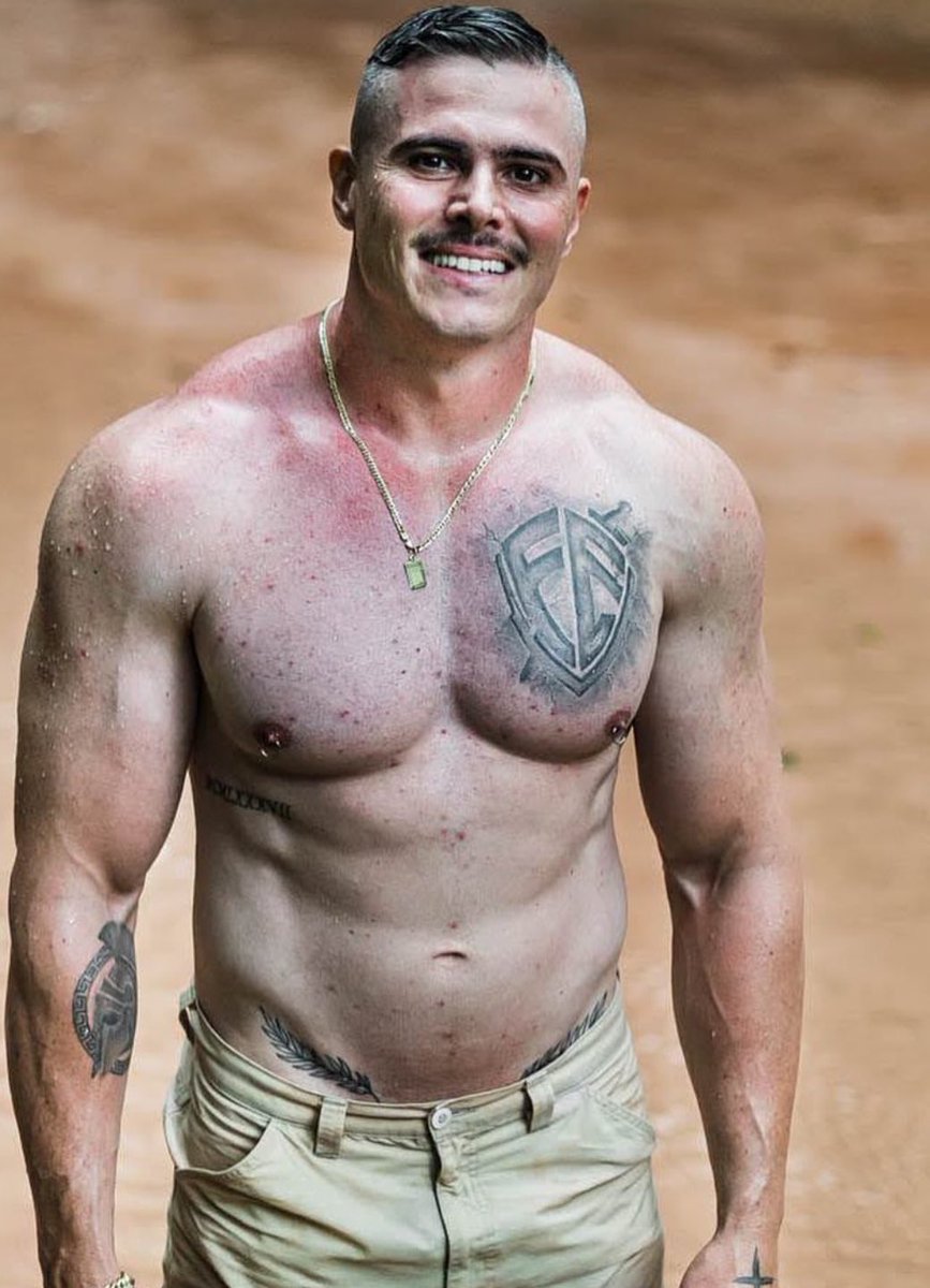 AlfasDCD's tweet photo. Olhem que delícia esse mecânico de motos 🥵 Ele é tão macho, só a postura já diz tudo. Lindo, gostoso, grande e com marra de macho, assim fica difícil não venerar 😮‍💨

Eu amei, e vcs? https://t.co/Fg6GB0JBv1