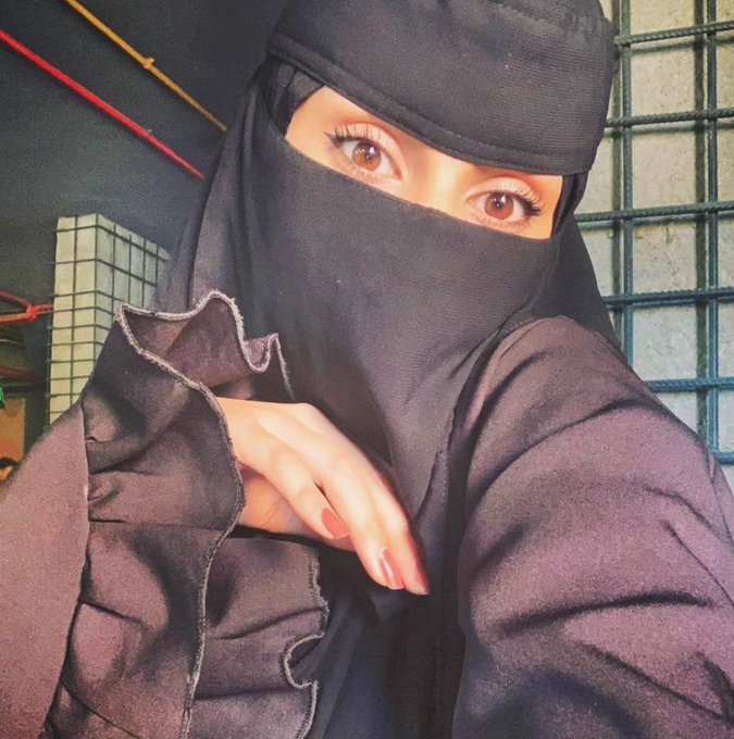 كالفراشة ٲنـــا
خفيفة؛ جميلة؛ جذابة؛ مليئة بالحياة 🖤🌻 
مساء النـوور