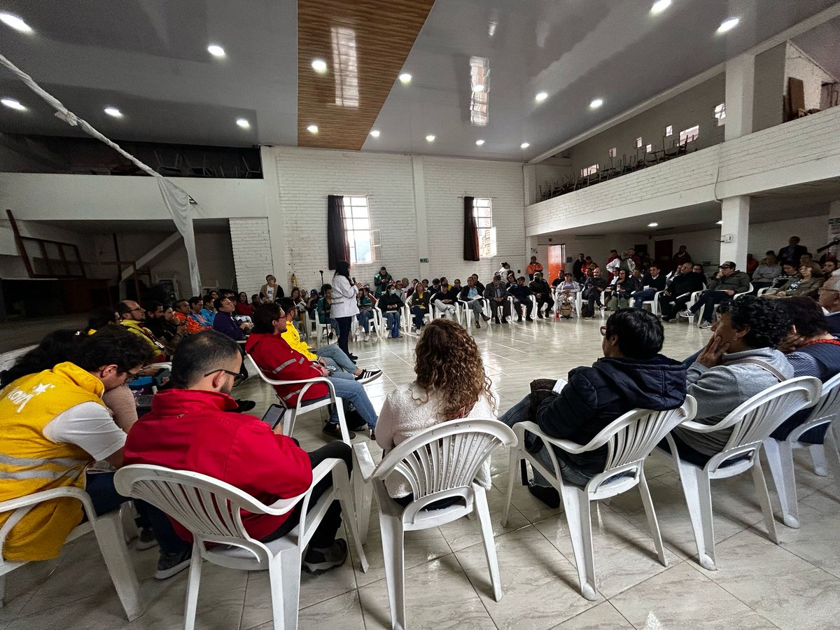 integracionbta's tweet photo. #AEstaHora estamos reunidos con la comunidad del barrio San Bernardo dándoles a conocer las acciones que se están realizando por parte del Distrito para la recuperación de este sector. https://t.co/0uKGFtaHsw
