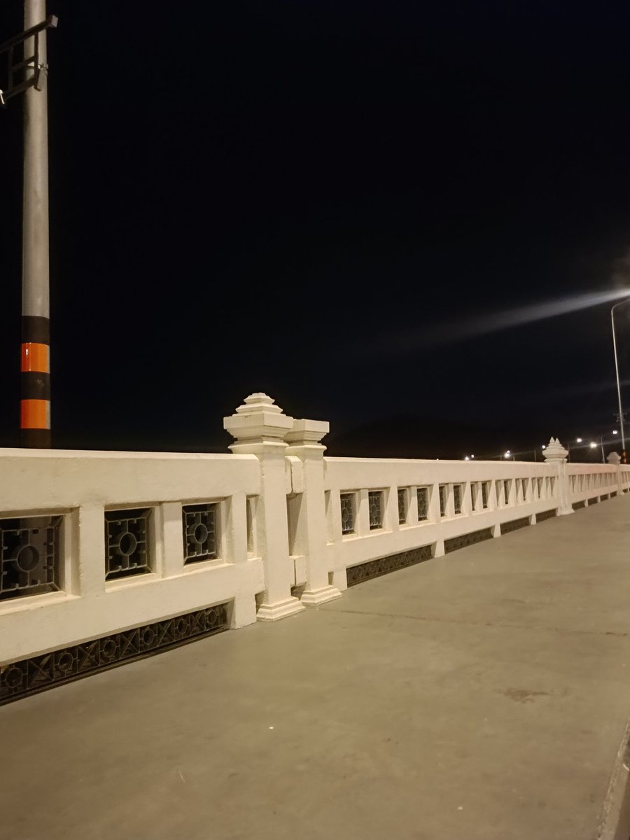 นั่งเล่น ศาลากลาง ชิวๆ