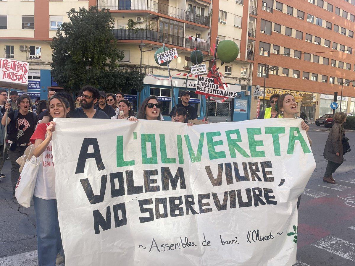 La columna oest eixim des de la Plaça Nou Moles cap a la Plaça de l’Ajuntament.

#ValènciaNoEstàEnVenda #BarrisEnLluita