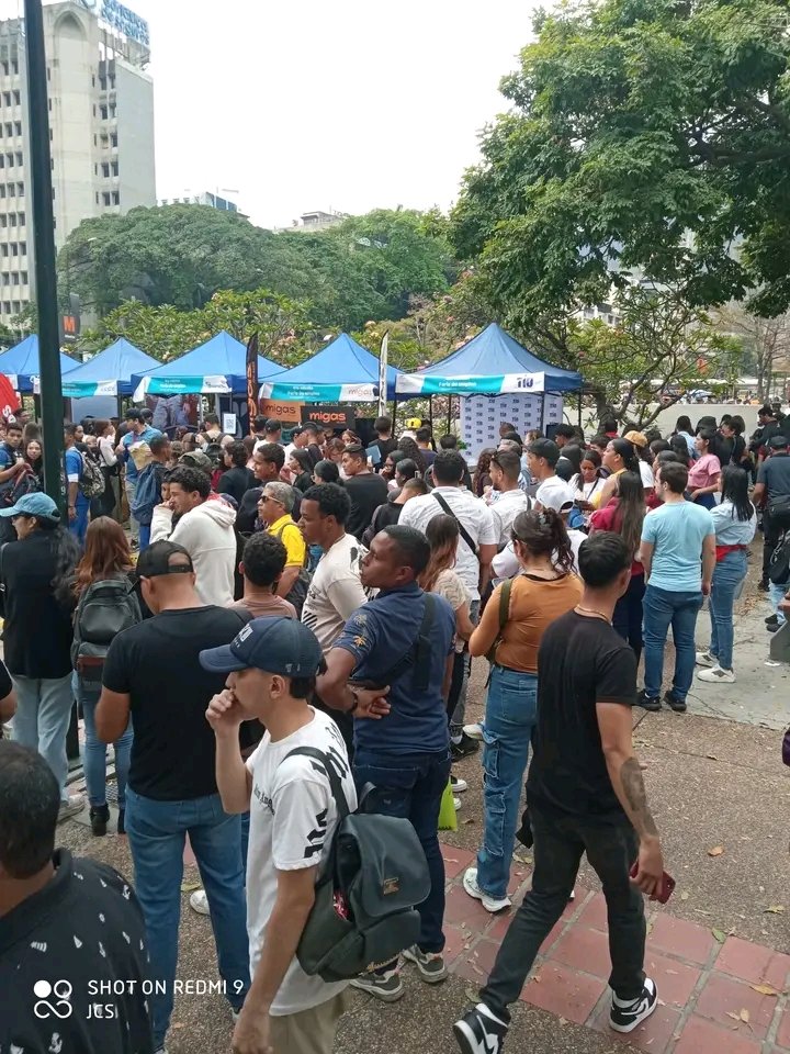 La Venezuela real no es la de las redes sociales, donde se muestra a una sociedad en playas y rumbas todos los fines de semana

Existe una realidad cruel y es la de millones de personas desempleadas sobreviviendo al día a día 

Nadie se va de Venezuela por gusto.