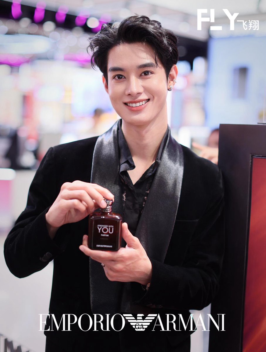 งานเปิดตัวน้ำหอมที่เป็นกระแสมากๆในเมืองนอกตอนนี้กับ Emporio Armani Stronger with you กับ ท็อป สุรเชษฐ์ 🩷 ที่มาพร้อมกลิ่นหอมที่น่าหลงใหล เย้ายวน สะท้อนพลังแห่งอิสรภาพจากความเป็นหนึ่งเดียว มาพร้อม 3 กลิ่น ได้แก่ Stronger with you Eau de Toilette, Stronger with you Intensely
