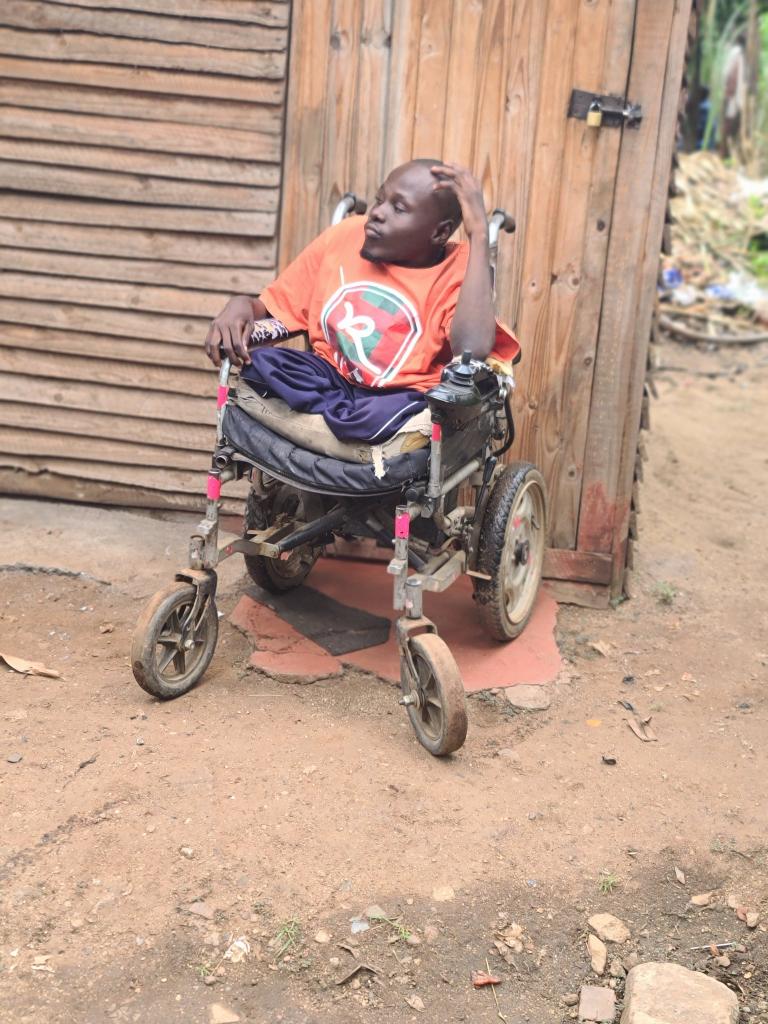 mamakaCleo's tweet photo. Good evening citizens. I have called @TendaiMazuru4. He is in need of a wheelchair, some food and maybe a project to help him put food on the table. He is disabled as you can see. Let's help him out we can do this. 0782352853 that's his number. Call him directly. Thank you ❤️ https://t.co/MEIX1cyPTe
