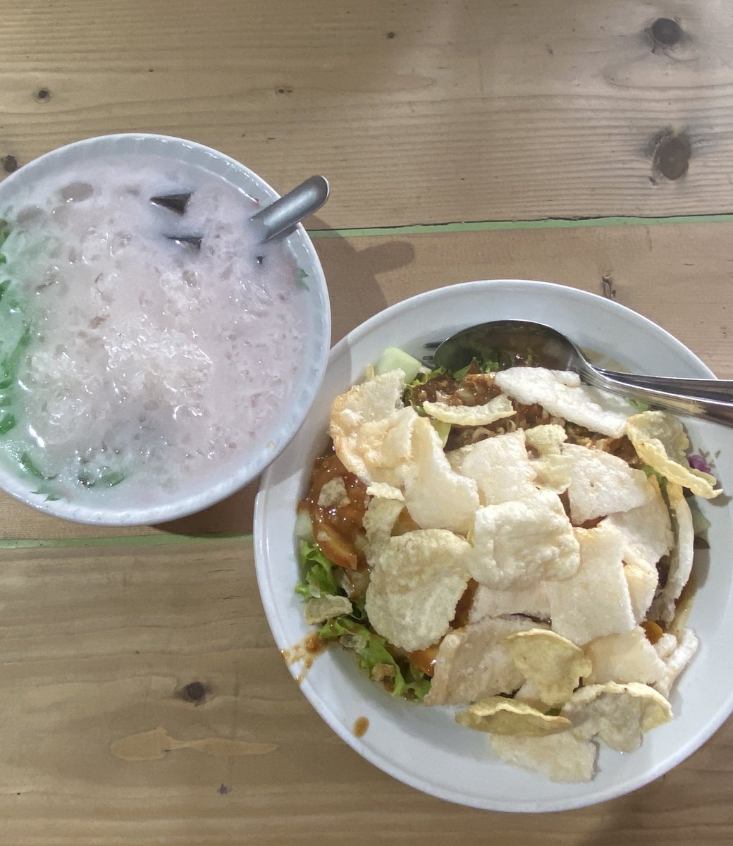 MrBrightsideofy's tweet photo. Selalu menyempatkan mampir makan siang ketika pulang ke kampung halaman.Bukan resto besar tapi jika orang sini denger “Warung Kombinasi” udah pasti sangat familiar

Dikelola oleh keluarga tionghoa,mungkin sudah jadi warung legend disini. https://t.co/mkU1tYjWFg