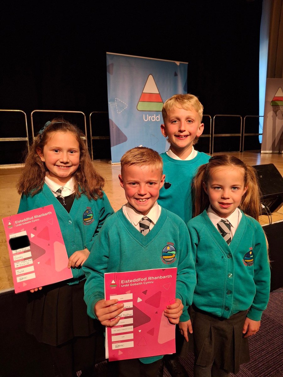 Ysgol Ffordd Dyffryn (@ffordddyffryn) on Twitter photo We're so proud of our four amazing pupils who performed brilliantly at the <a href="/UrddConwy/">Urdd Conwy</a> competition <a href="/VenueCymru/">Venue Cymru</a> this morning. Llongyfarchiadau pawb 👏🏼 We're so proud of our four amazing pupils who performed brilliantly at the <a href="/UrddConwy/">Urdd Conwy</a> competition <a href="/VenueCymru/">Venue Cymru</a> this morning. Llongyfarchiadau pawb 👏🏼